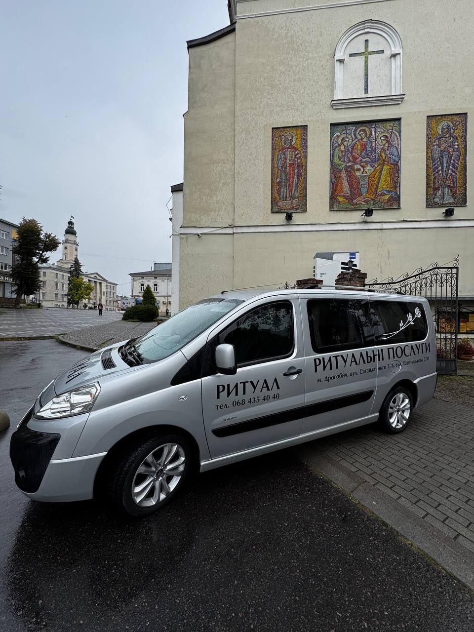 Катафалк Peugeot ритуальної агенції
