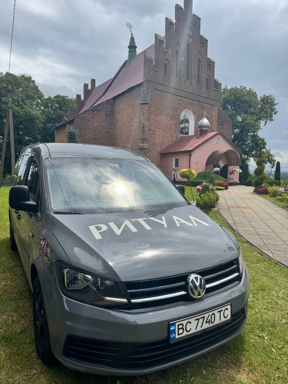 Катафалк Volkswagen просторий для дальніх перевезень